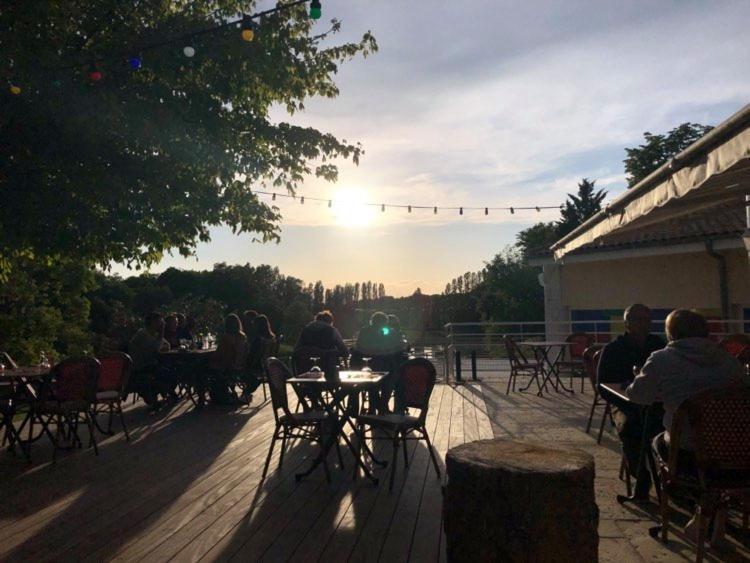 Hotel Restaurant La Dame Du Lac Monflanquin Dış mekan fotoğraf