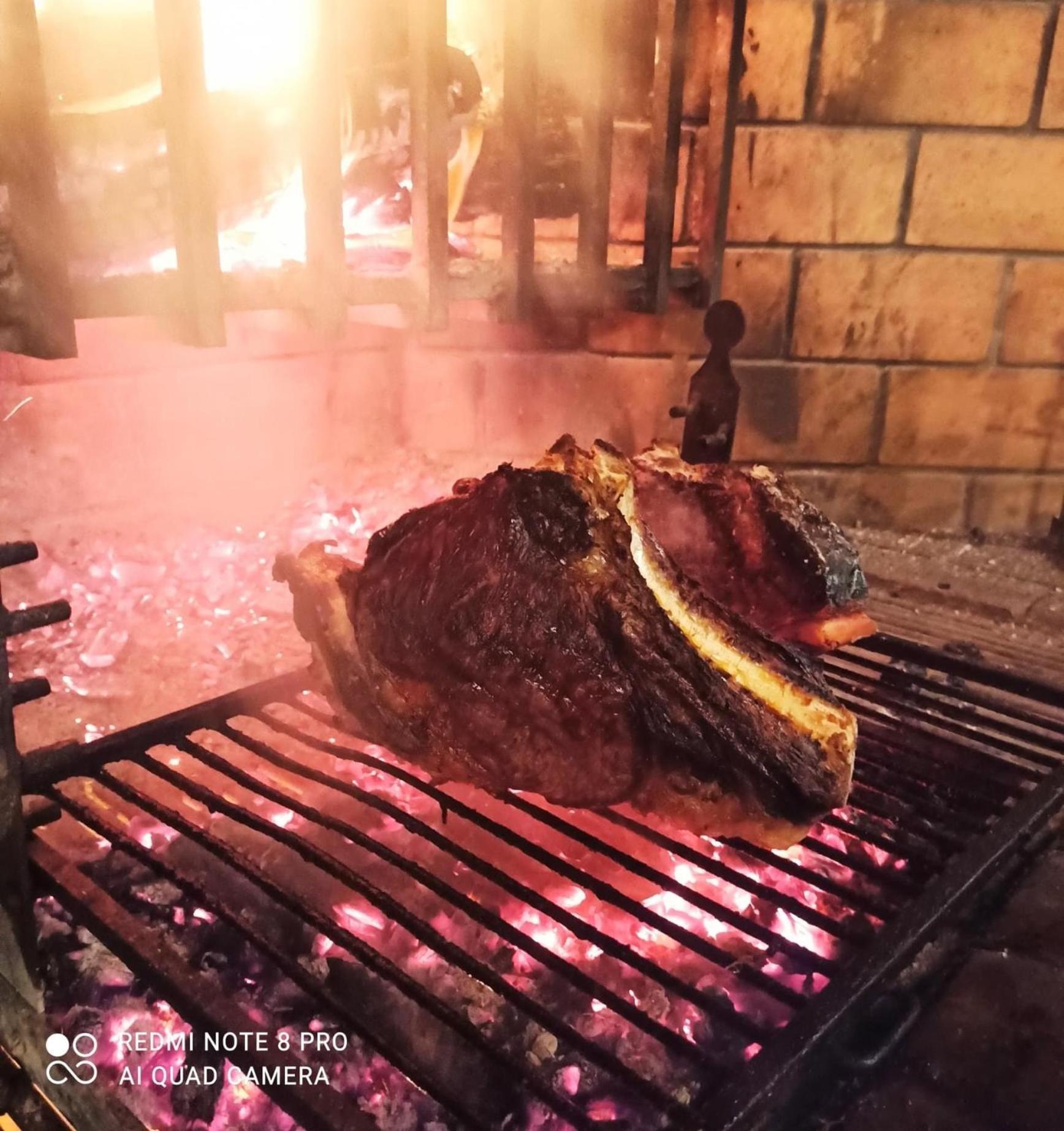 Hotel Restaurant La Dame Du Lac Monflanquin Dış mekan fotoğraf